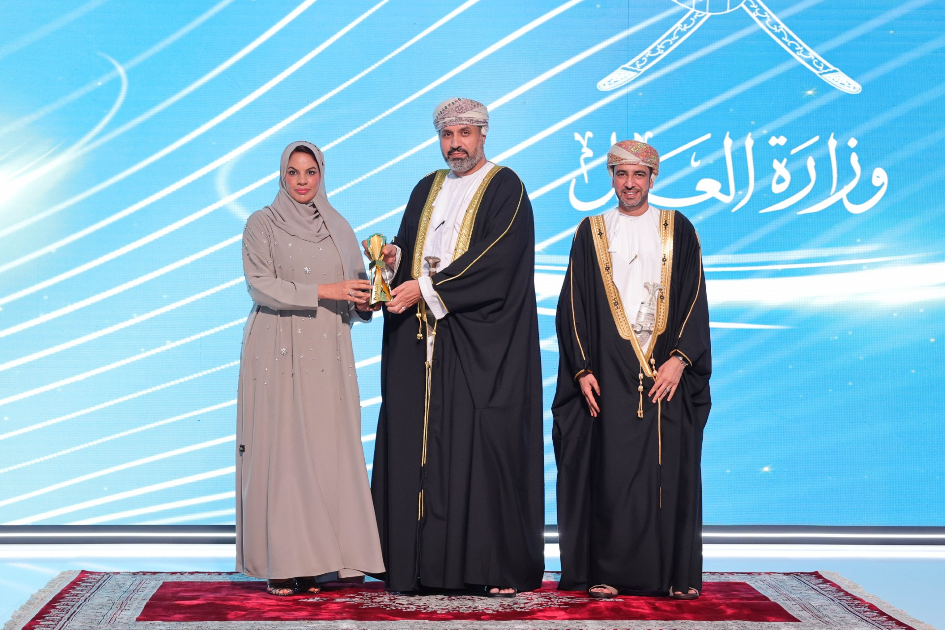  فريق وزارة اﻟﻌﻤﻞ ﻳﺘﻮج ﺑﺠﺎﺋﺰة أﻓﻀﻞ ﺗﻄﺒﻴﻖ ﻟﻤﻨﻈﻮﻣﺔ "اﻹﺟﺎدة اﻟﻤﺆﺳﺴﻴﺔ" 2025   